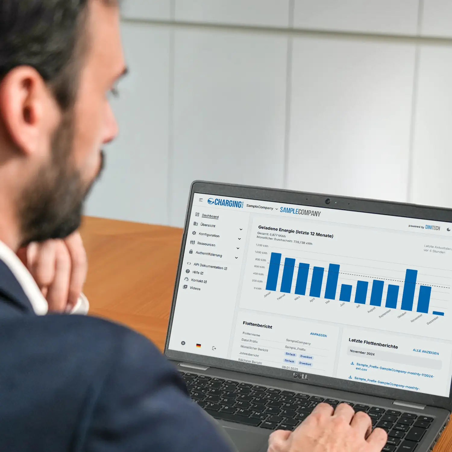 Flottenmanager nutzt Charging4Fleets-Portal auf Laptop mit NRGkick-Wallbox für Firmenflotten